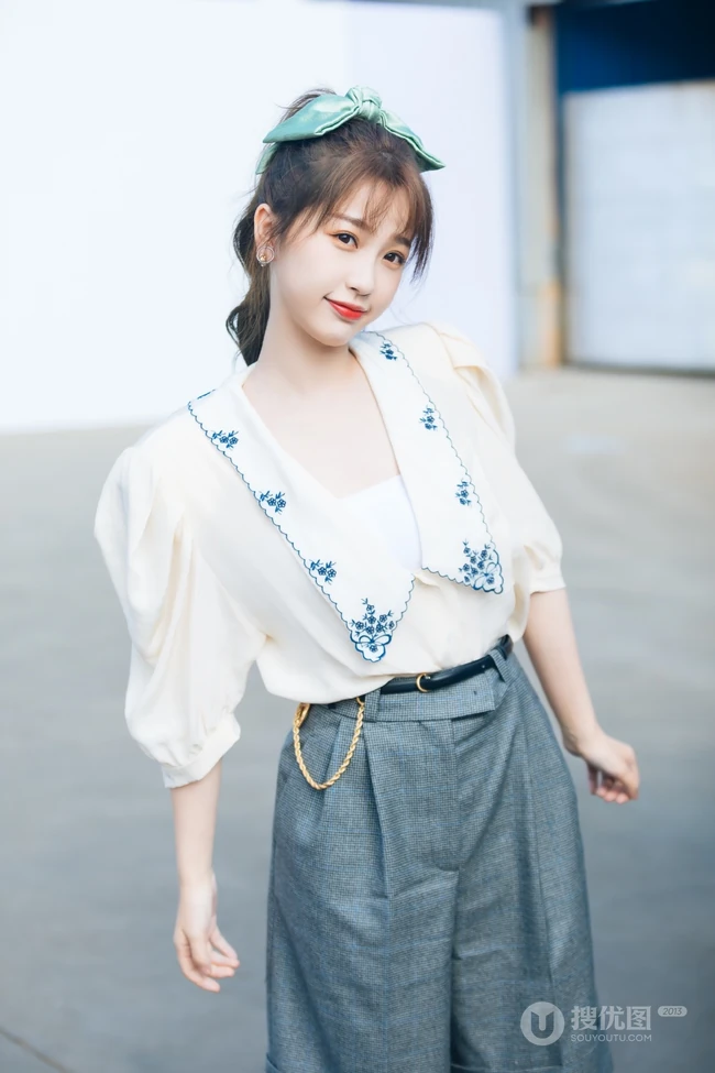 新生代女明星虞书欣娇俏鬼马写真，嘟嘟婴儿肥小脸蛋超可爱