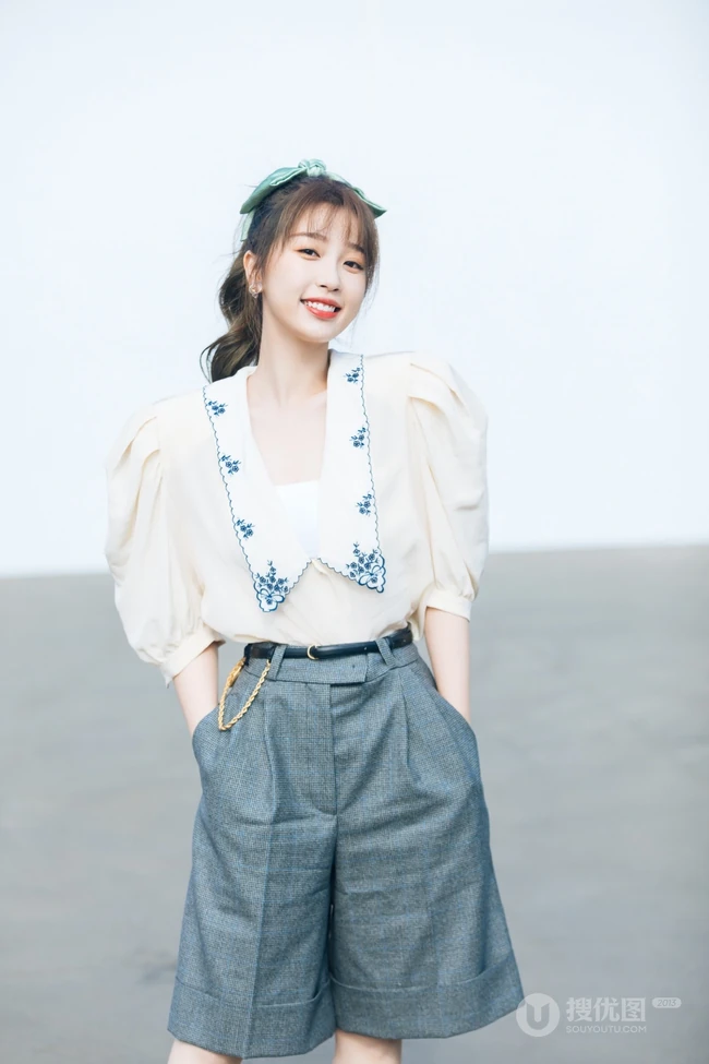新生代女明星虞书欣娇俏鬼马写真，嘟嘟婴儿肥小脸蛋超可爱
