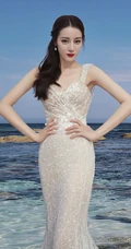 迪丽热巴人鱼公主装白裙超美海边写真照