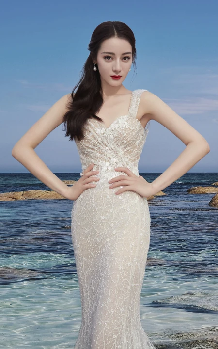 迪丽热巴人鱼公主装白裙超美海边写真照