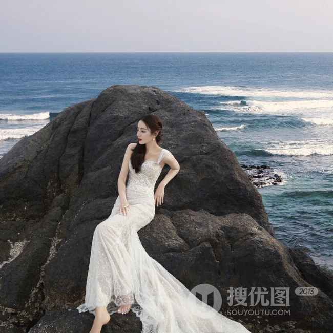 迪丽热巴人鱼公主装白裙超美海边写真照