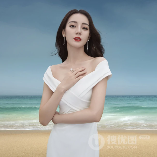 迪丽热巴人鱼公主装白裙超美海边写真照