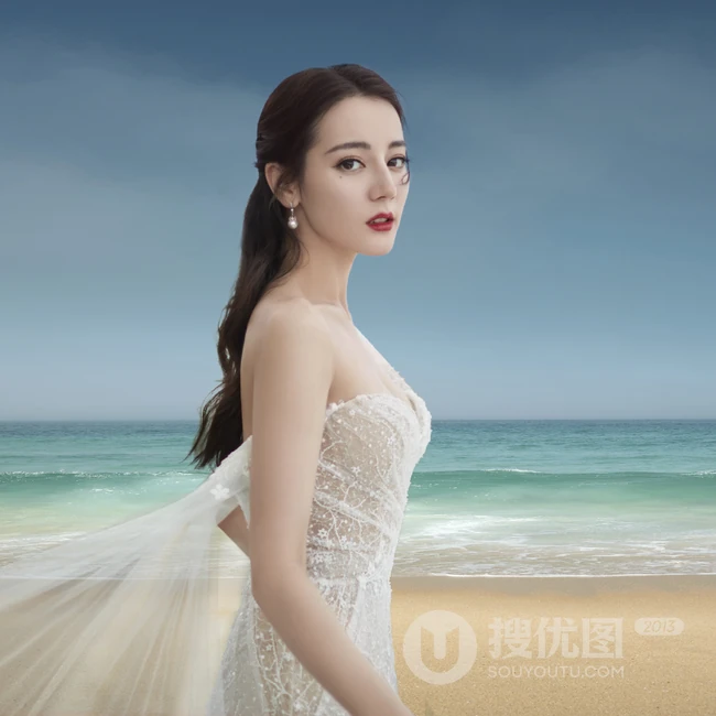 迪丽热巴人鱼公主装白裙超美海边写真照