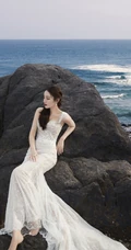 迪丽热巴人鱼公主装白裙超美海边写真照