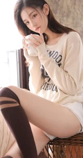大长腿绝少女紧身白色短裤长筒袜着身勾勒完美匀称身形写真图片