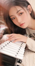 大长腿绝少女紧身白色短裤长筒袜着身勾勒完美匀称身形写真图片