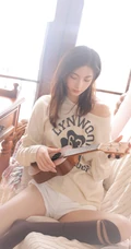 大长腿绝少女紧身白色短裤长筒袜着身勾勒完美匀称身形写真图片