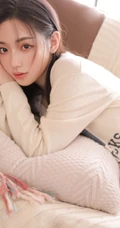 大长腿绝少女紧身白色短裤长筒袜着身勾勒完美匀称身形写真图片