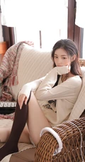 大长腿绝少女紧身白色短裤长筒袜着身勾勒完美匀称身形写真图片