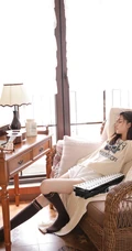大长腿绝少女紧身白色短裤长筒袜着身勾勒完美匀称身形写真图片