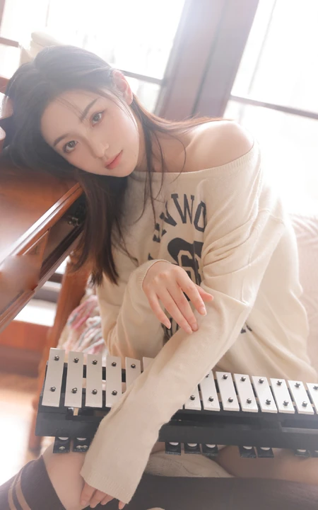 大长腿绝少女紧身白色短裤长筒袜着身勾勒完美匀称身形写真图片