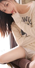 大长腿绝少女紧身白色短裤长筒袜着身勾勒完美匀称身形写真图片