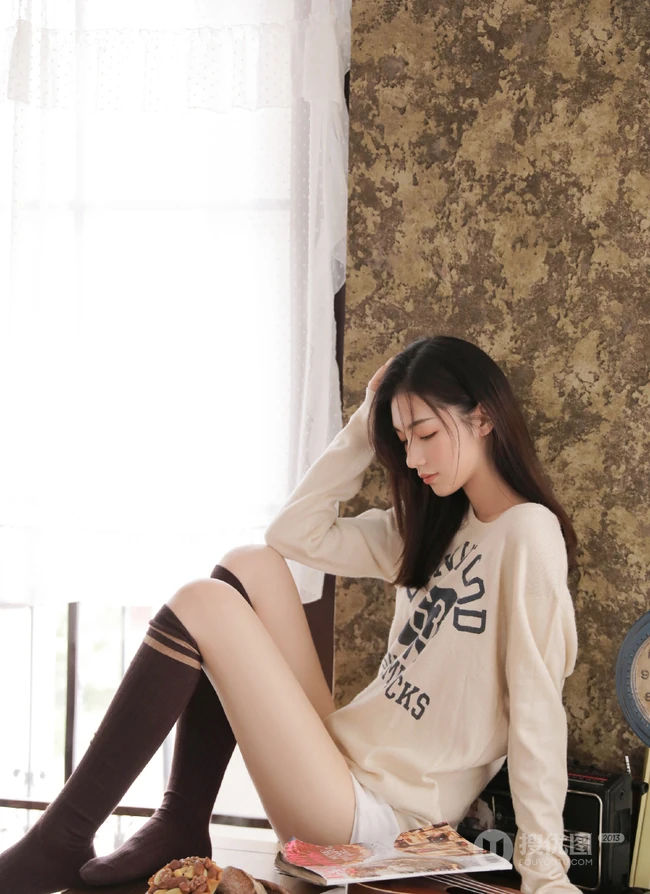 大长腿绝少女紧身白色短裤长筒袜着身勾勒完美匀称身形写真图片