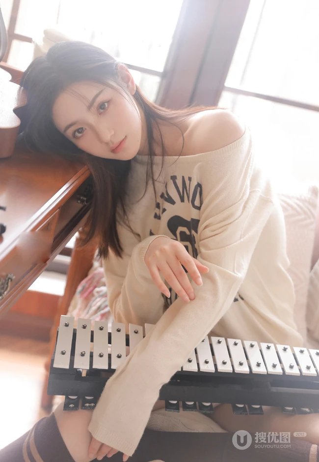大长腿绝少女紧身白色短裤长筒袜着身勾勒完美匀称身形写真图片