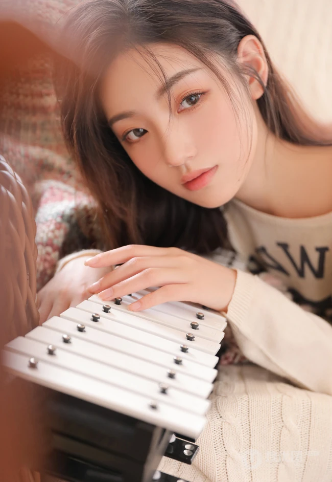 大长腿绝少女紧身白色短裤长筒袜着身勾勒完美匀称身形写真图片
