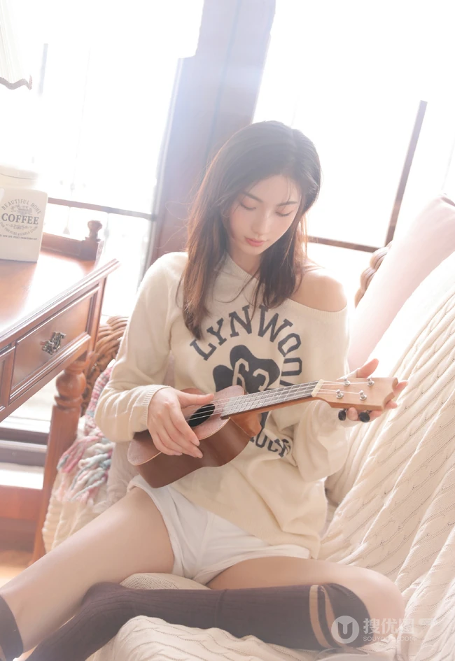 大长腿绝少女紧身白色短裤长筒袜着身勾勒完美匀称身形写真图片