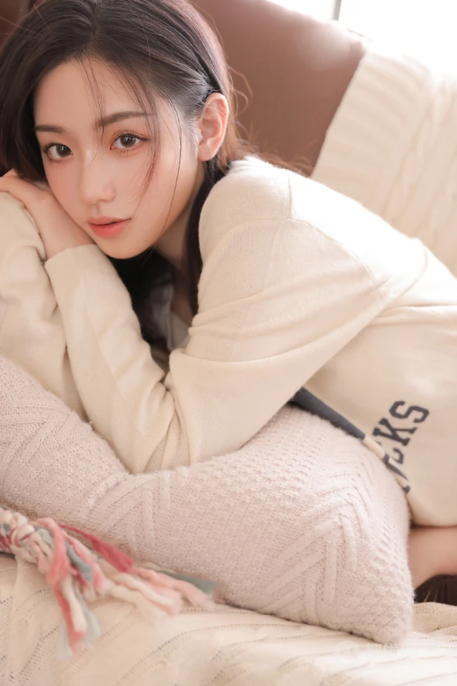 大长腿绝少女紧身白色短裤长筒袜着身勾勒完美匀称身形写真图片