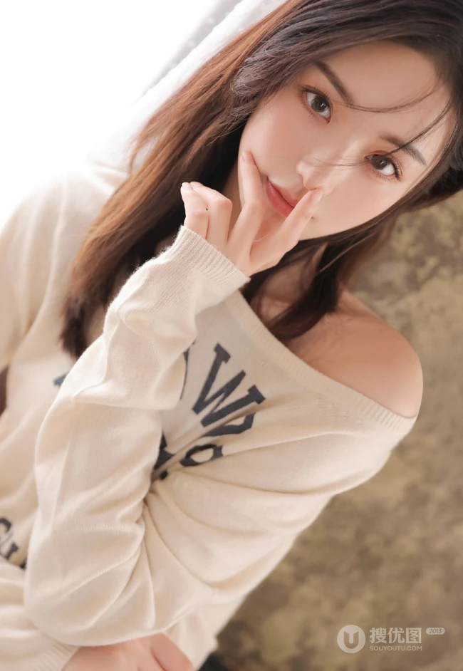 大长腿绝少女紧身白色短裤长筒袜着身勾勒完美匀称身形写真图片