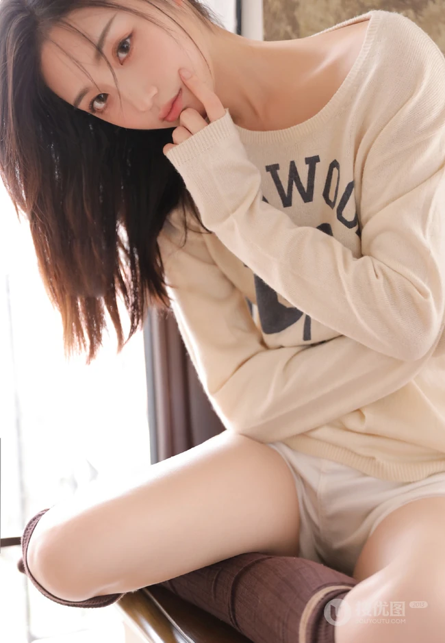 大长腿绝少女紧身白色短裤长筒袜着身勾勒完美匀称身形写真图片