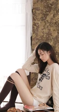 大长腿绝少女紧身白色短裤长筒袜着身勾勒完美匀称身形写真图片