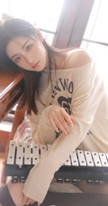 大长腿绝少女紧身白色短裤长筒袜着身勾勒完美匀称身形写真图片
