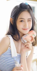 小家碧玉型娇俏可爱少女肩带连体短裤居家写真美图