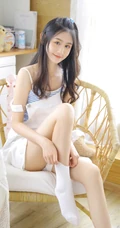 小家碧玉型娇俏可爱少女肩带连体短裤居家写真美图