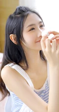 小家碧玉型娇俏可爱少女肩带连体短裤居家写真美图