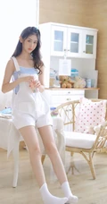 小家碧玉型娇俏可爱少女肩带连体短裤居家写真美图