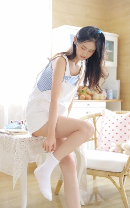 小家碧玉型娇俏可爱少女肩带连体短裤居家写真美图