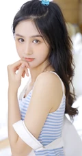 小家碧玉型娇俏可爱少女肩带连体短裤居家写真美图