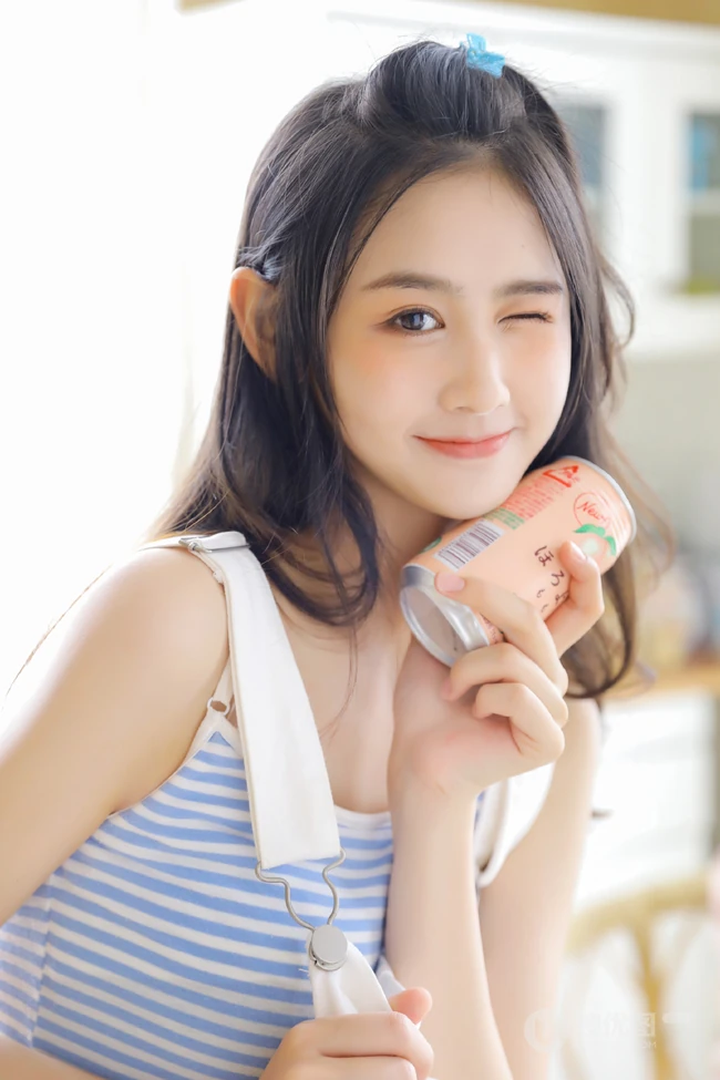 小家碧玉型娇俏可爱少女肩带连体短裤居家写真美图