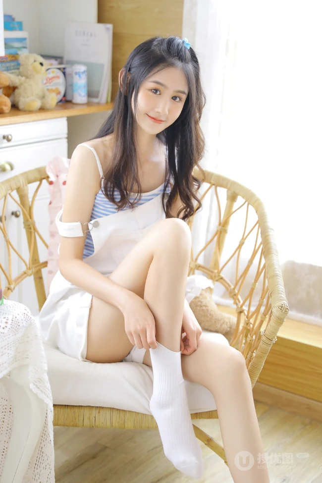 小家碧玉型娇俏可爱少女肩带连体短裤居家写真美图