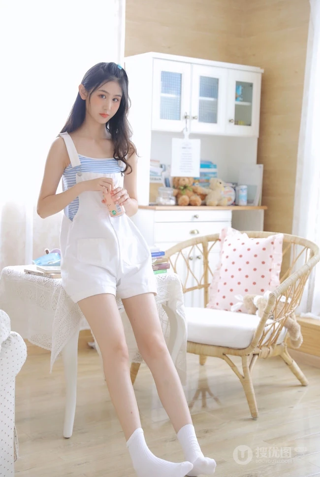 小家碧玉型娇俏可爱少女肩带连体短裤居家写真美图
