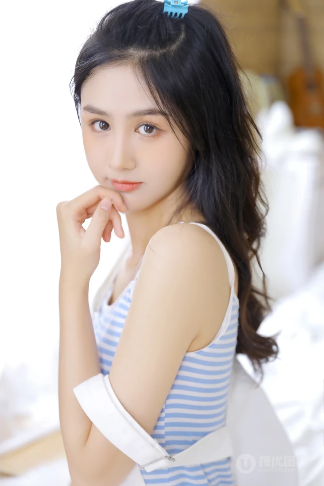 小家碧玉型娇俏可爱少女肩带连体短裤居家写真美图