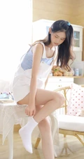 小家碧玉型娇俏可爱少女肩带连体短裤居家写真美图