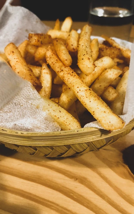 金黄酥脆的自制薯条图片