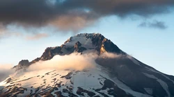 今日为您精选的各类豪迈大气的大山山脉风景高清壁纸