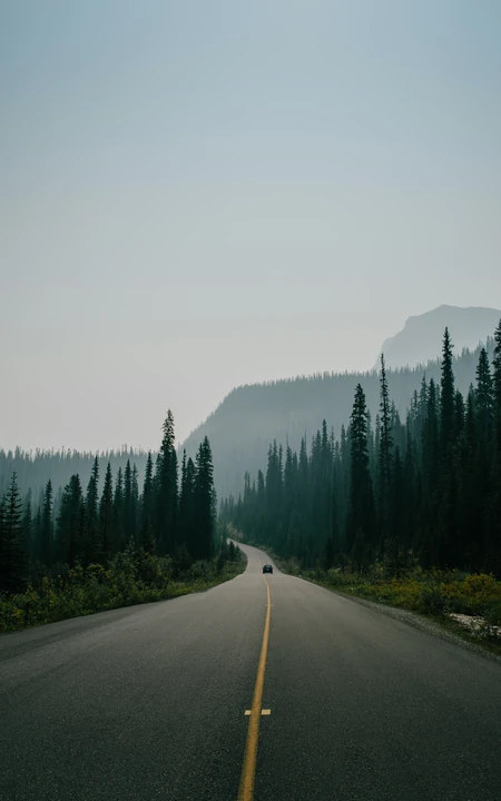 穿越大山的高速公路风景