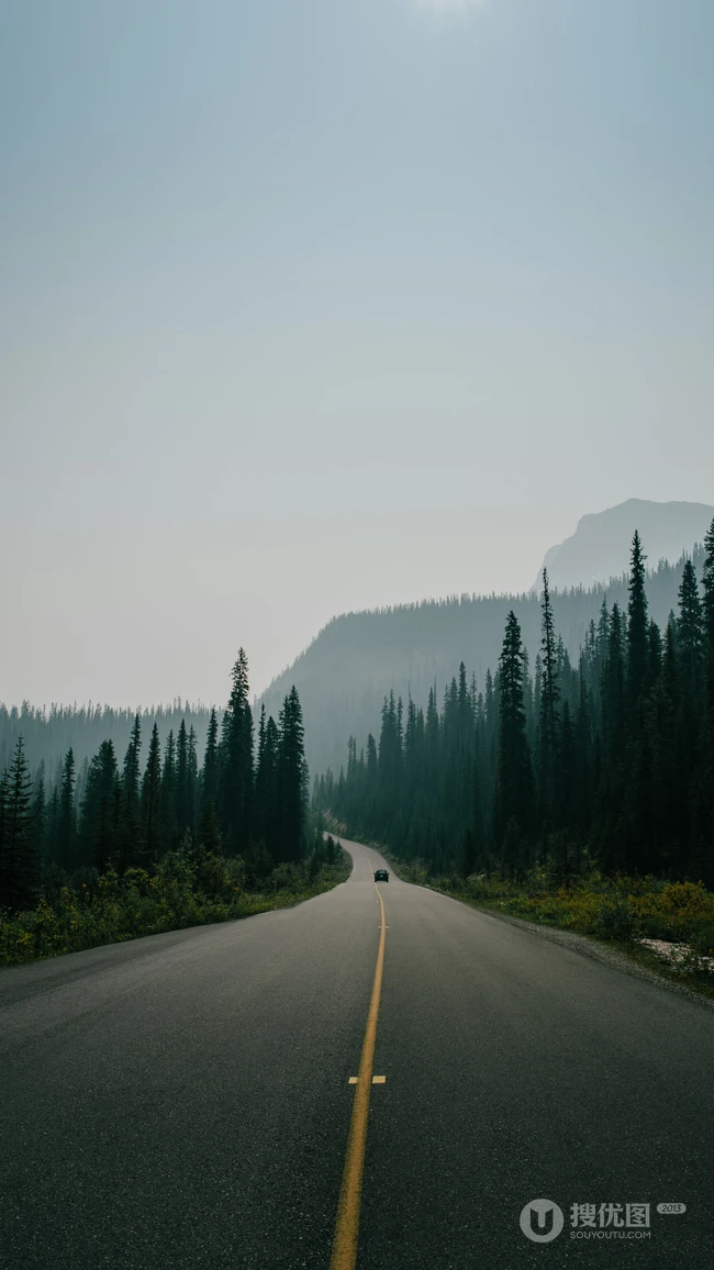 穿越大山的高速公路风景