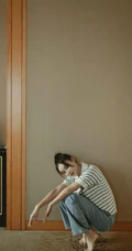 袁姗姗休闲横纹polo衫牛仔裤居家手拿葡萄俏皮写真图片