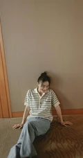 袁姗姗休闲横纹polo衫牛仔裤居家手拿葡萄俏皮写真图片