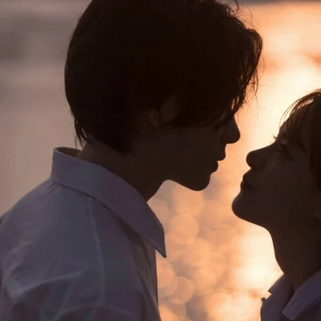 青涩的爱情，海边的浪漫情侣，真人男女海边牵手，拥抱超甜配对头像图片