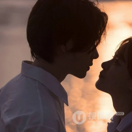 青涩的爱情，海边的浪漫情侣，真人男女海边牵手，拥抱超甜配对头像图片