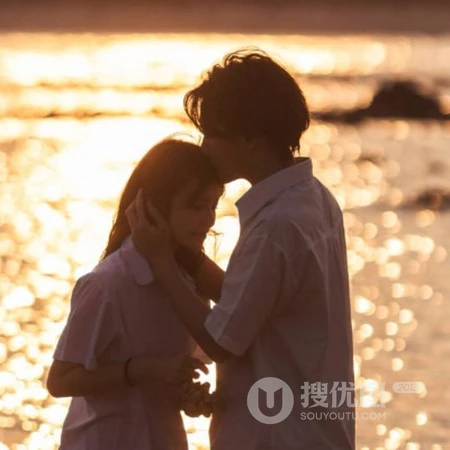 青涩的爱情，海边的浪漫情侣，真人男女海边牵手，拥抱超甜配对头像图片