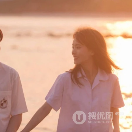 青涩的爱情，海边的浪漫情侣，真人男女海边牵手，拥抱超甜配对头像图片