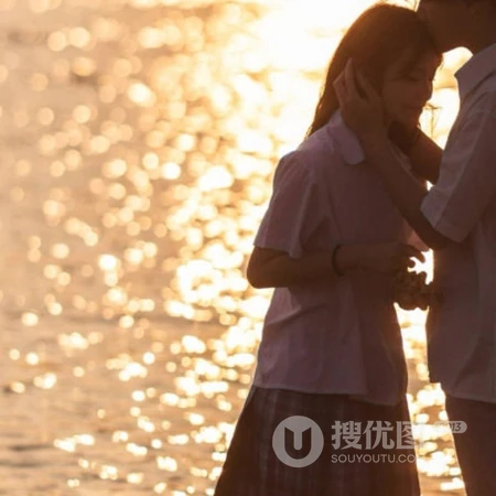 青涩的爱情，海边的浪漫情侣，真人男女海边牵手，拥抱超甜配对头像图片