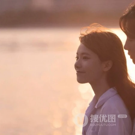 青涩的爱情，海边的浪漫情侣，真人男女海边牵手，拥抱超甜配对头像图片