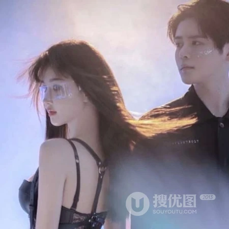 青涩的爱情，海边的浪漫情侣，真人男女海边牵手，拥抱超甜配对头像图片