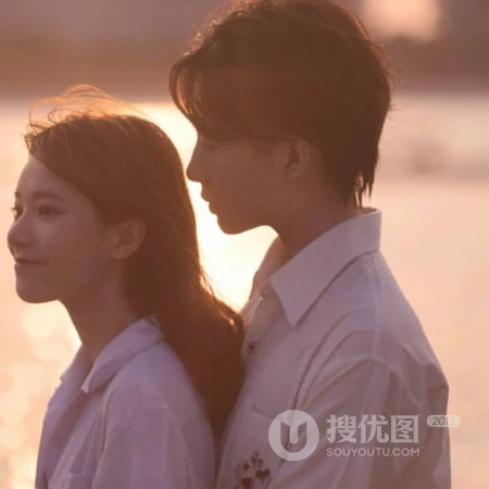 青涩的爱情，海边的浪漫情侣，真人男女海边牵手，拥抱超甜配对头像图片